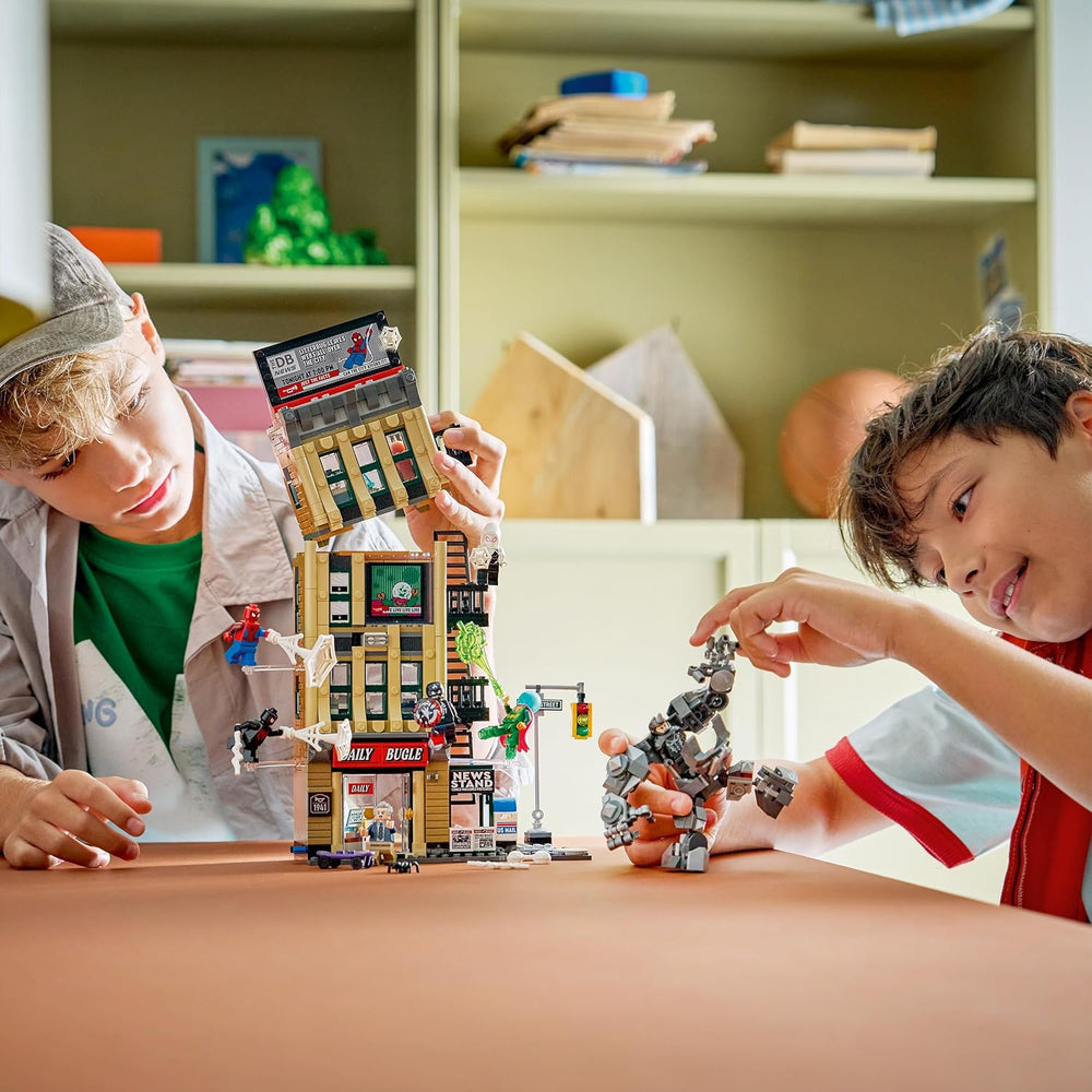 LEGO | Marvel Spider-Man vs. Mysterio: Daily Bugle – Superhelden Spielzeug mit Mech Actionfigur und 7 Minifiguren – Kinder Geschenk für Jungen ab 10 Jahren, Mädchen und Fans – 76342