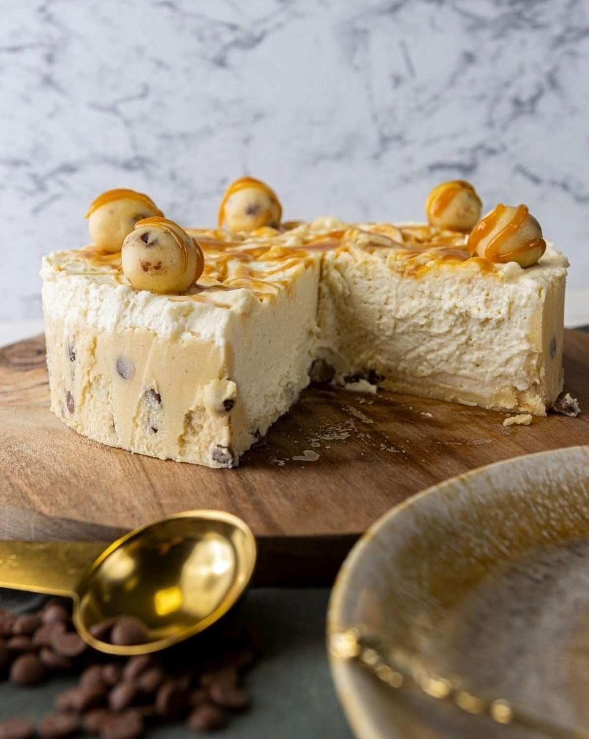 RUF Cookie Dough Cake Ohne Backen, Tortenboden Aus Keksteig Mit Frischkäse-Creme Und Schokoladenstückchen, Inkl. Kuchenform, 1X325G Mischung zum Backen und Kochen Naty Shop