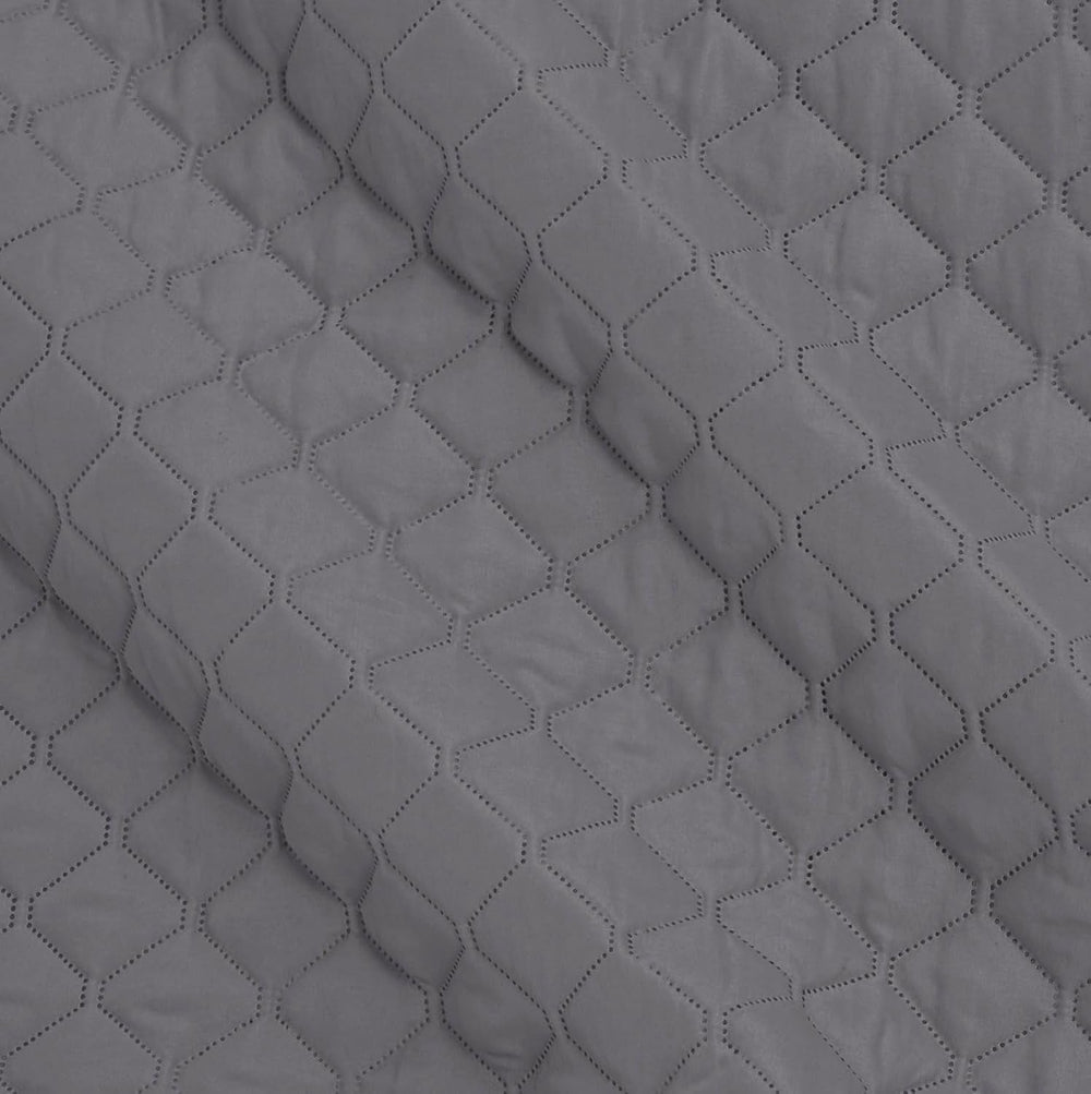 Übergroße Bettdecke mit Relief von Amazon Basics, 170 x 210 cm, dunkelgraues Rautenmuster. Betten und Decken. Besuchen Sie den Amazon Basics-Store