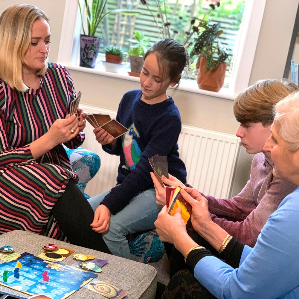 Asmodee, Dixit, versiune germană, joc de bază, O imagine valorează cât o mie de cuvinte, joc creativ de familie pentru 3-8 jucători cu vârsta de 8 ani și peste, Jocul anului 2010 cu o durată de joc de 30 de minute