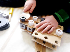 Small Foot Konstruktionsset Miniwob aus Holz, kreativer Bausatz mit Werkzeugen und Zubehör, ab 3 Jahren, 11810, Grau Gelb