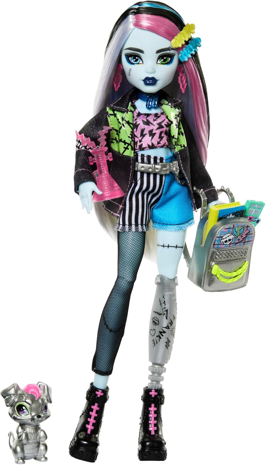Păpușa Monster High Frankie Stein în jachetă de blugi și pantaloni scurți, include și cățelușa ei Watzie și accesorii precum un rucsac, o gustare și un caiet, HXH73
