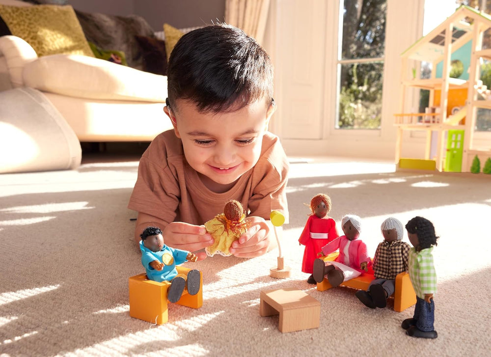 Hape Doll Family – Set de accesorii pentru casă de păpuși cu 6 piese, culoare piele închisă, cu figurine din lemn și material textil, joc de rol, jucărie educativă, jucărie interactivă de învățare pentru copii cu vârsta de 3 ani și peste