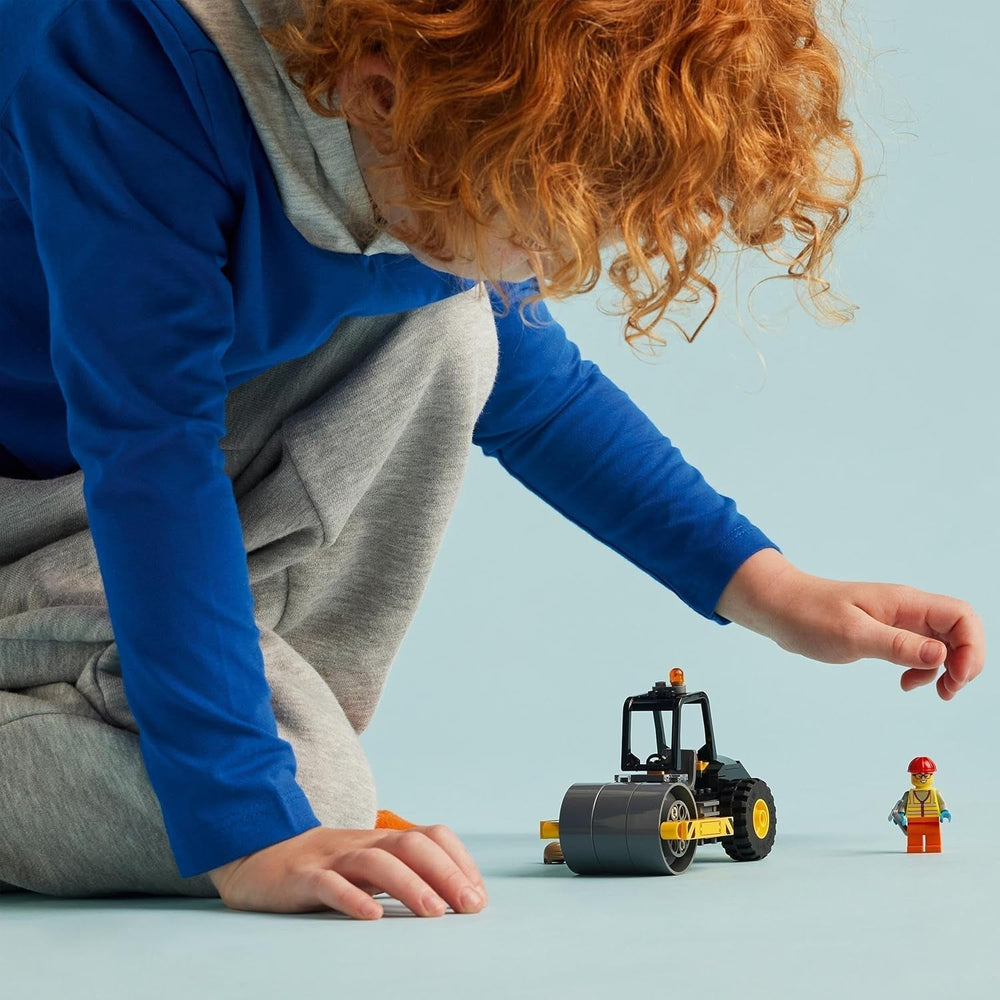 LEGO City Straßenwalze, Baufahrzeug für Kinder ab 5 Jahren, Dampfwalzenspielzeug mit Bauarbeiter-Minifigur, fantasievolles Spielerlebnis für Jungen und Mädchen, kleines lustiges Geschenk, 60401, Bausets. Besuchen Sie den LEGO-Store