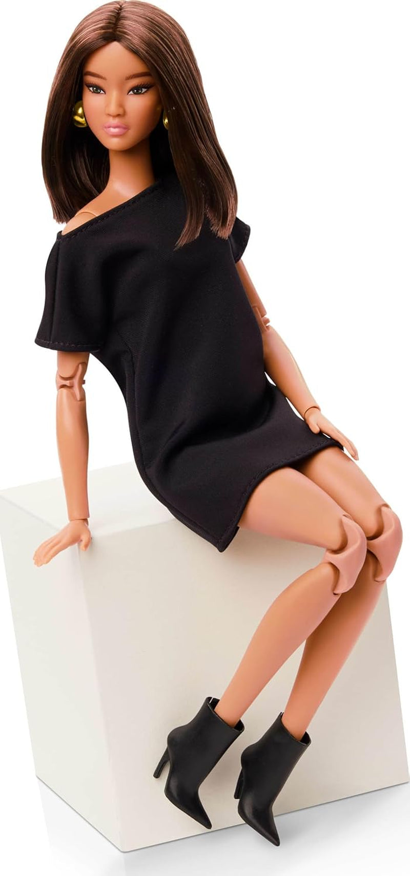 Barbie Basics Model 1, păpușă de colecție cu păr brunet, rochie mini neagră și pantofi, modă universală, corp mobil și cap interschimbabil, JBH72 Papusi Naty Shop