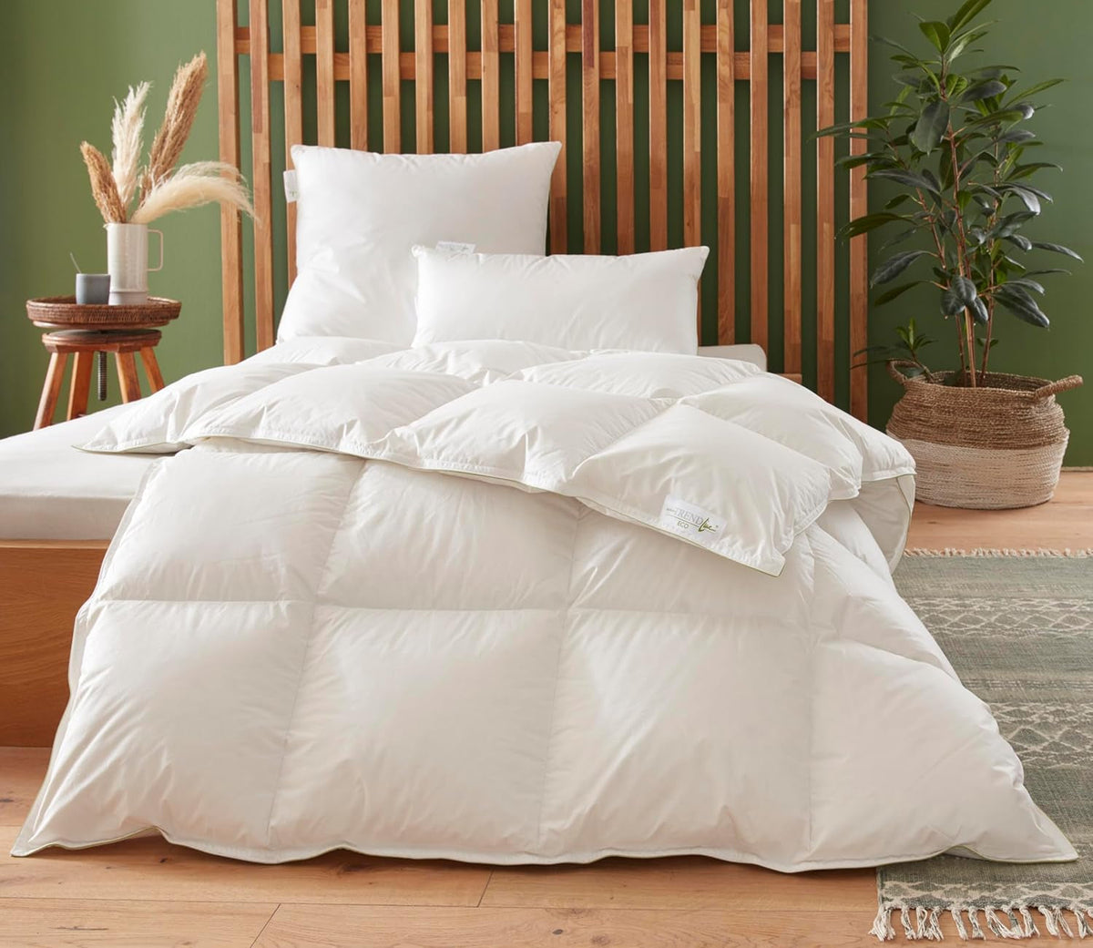 Badenia Trendline Eco warme Bettdecke mit 90 % Daunen und 10 % Federn Klasse I, 135 x 200 cm, weiß, Öko-Tex-zertifiziert, hergestellt nach dem deutschen Qualitätsstandard Bettdecken und Steppdecken Naty Shop 135 x 200 cm Warme Winterdecke