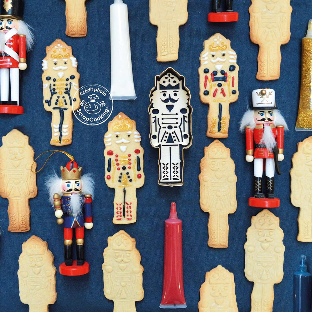 ScrapCooking - Set Forme de Biscuiți + Mașină de Gofrare Spargător de Nuci din Lemn – Formă de Biscuiți de Crăciun din Oțel Inoxidabil pentru Biscuiți în Relief – Accesoriu Formă de Coacere Sablată – Culoare Aurie – 2097