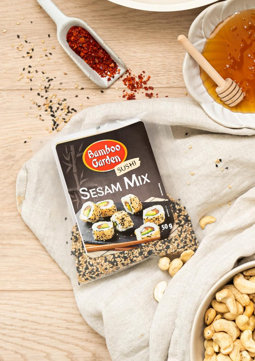 Bamboo Garden - Sushi-Sesam-Mix, Ideal für die Zubereitung von Sushi aller Art, auch köstlich als Topping für verschiedene Gerichte, im Müsli oder Porridge, 1 x 50 g