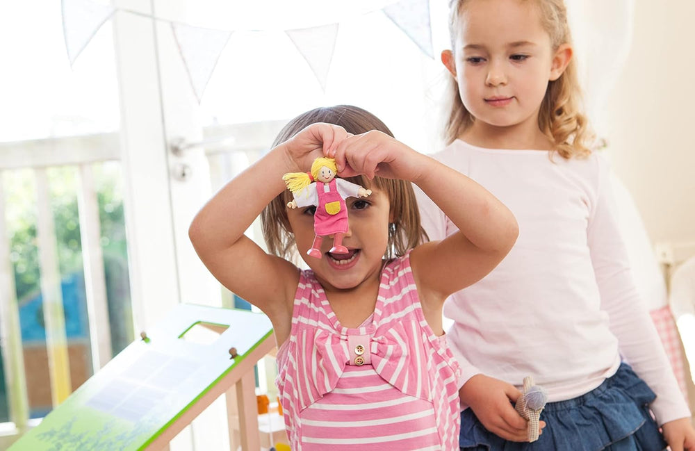 Familie de păpuși Hape Set de familie de păpuși premiat, accesoriu unic pentru case de păpuși din lemn, joc fantastic, 6 membri ai familiei de păpuși Papusi Naty Shop