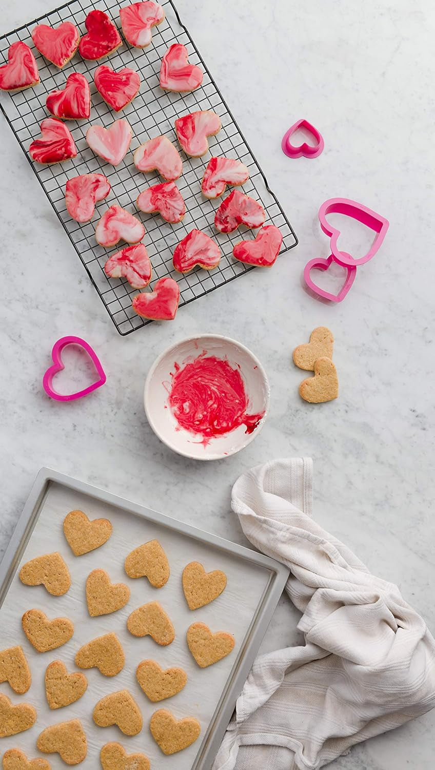 0255305 Set forme de biscuiți în formă de inimă, netede, 4 bucăți, 4-5,5-7-8 cm, 2,2 cm înălțime, roz