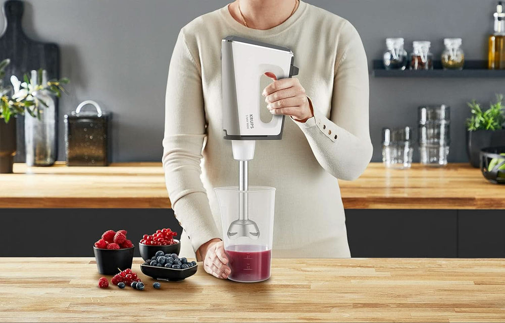 Krups GN9121 3 Mix 9000 Handmixer | 750 Watt | Geschwindigkeitsregler | Turbomodus | Auswurffunktion | Ergonomischer Griff inkl. Schneebesen, Knethaken, Pürierstab-Aufsatz, Messbecher | Weiß/Silber Naty Shop