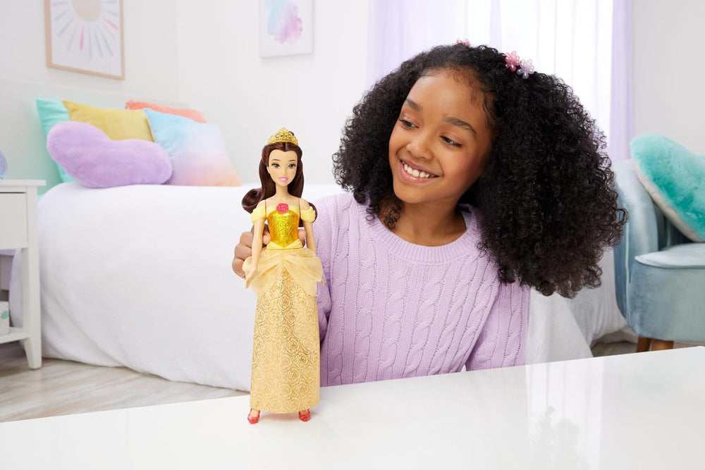Jucărie Mattel Disney Princess, Păpușă la modă Belle articulată cu haine și accesorii strălucitoare, inspirată din filmul Disney, cadou pentru copii, HLW11