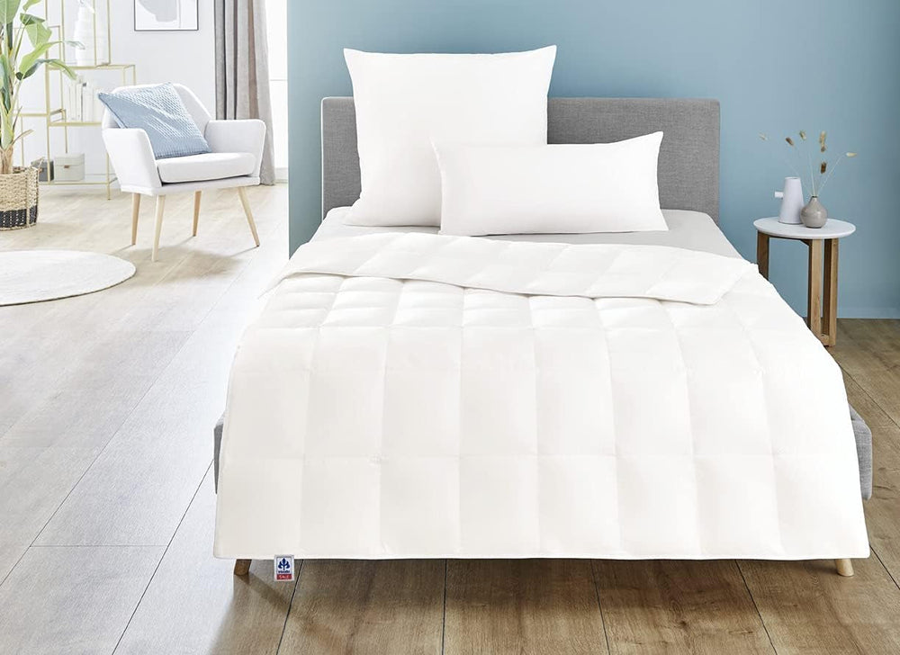 Irisette Nora Daunendecke Leichte Sommerdecke mit 100 % Baumwollbezug, 100 % Daunenfüllung der Klasse I, 135 x 200 cm, Öko-Tex-zertifiziert, hergestellt nach dem deutschen Qualitätsstandard Steppdecken und Bettdecken Naty Shop