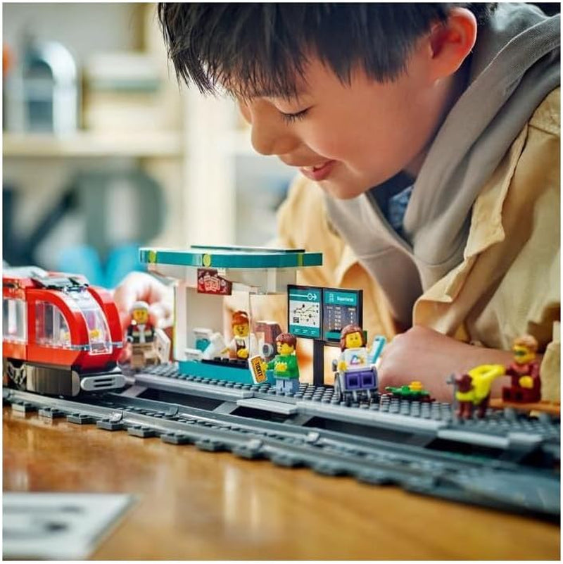 LEGO City Straßenbahn mit Bahnhof, Geschenkidee für Fahrzeugspielzeugfans ab 7 Jahren, mit 6 Minifiguren und einem Blindenhund zum Rollenspiel, Bauspielzeug 60423 Bausets Besuchen Sie den LEGO-Store