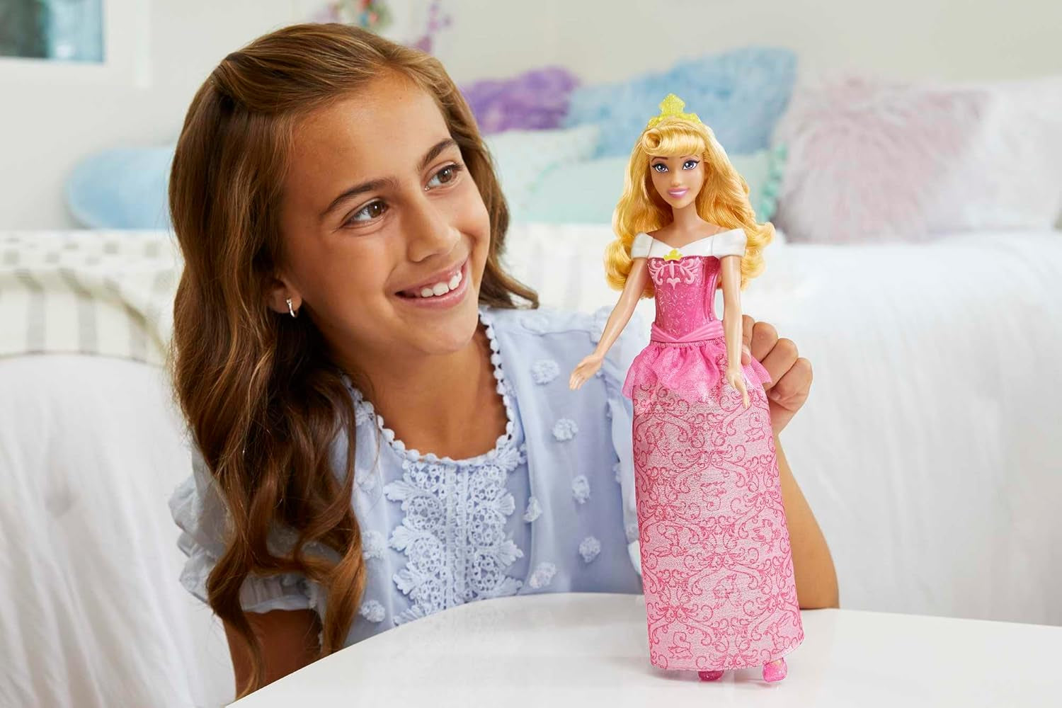 Mattel DISNEY Prințesa Aurora - păpușă cu ținută tipică, pantofi detașabili și diademă, top strălucitor și fustă detașabilă cu model, păr lung de coafat, HLW09 Papusi Naty Shop