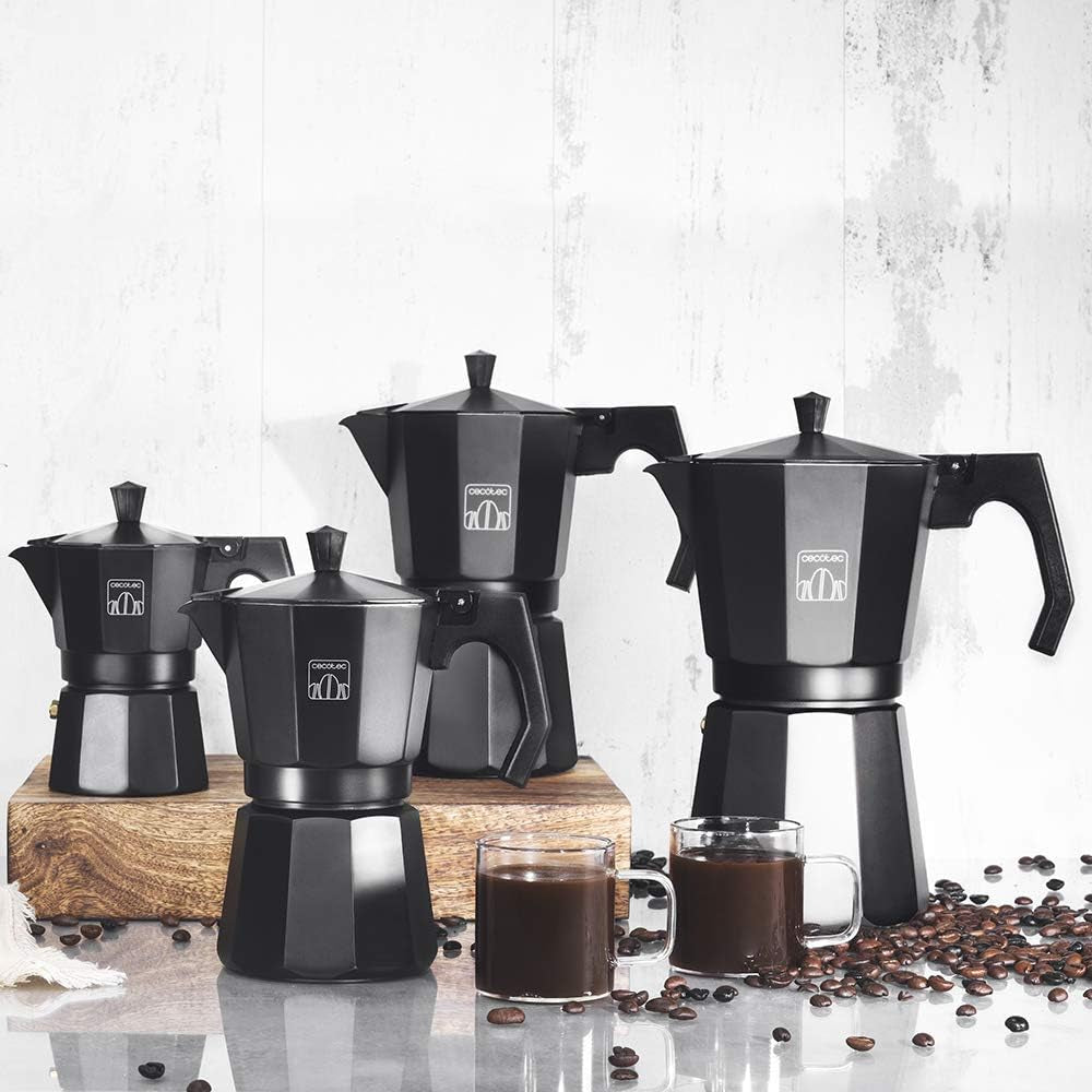 Cafetieră italiană Cecotec Cumbia Mokclassic 600 Neagră, 300 ml, fabricată din aluminiu cu o capacitate de 6 cești de cafea, potrivită pentru toate tipurile de plite și ușor de curățat.