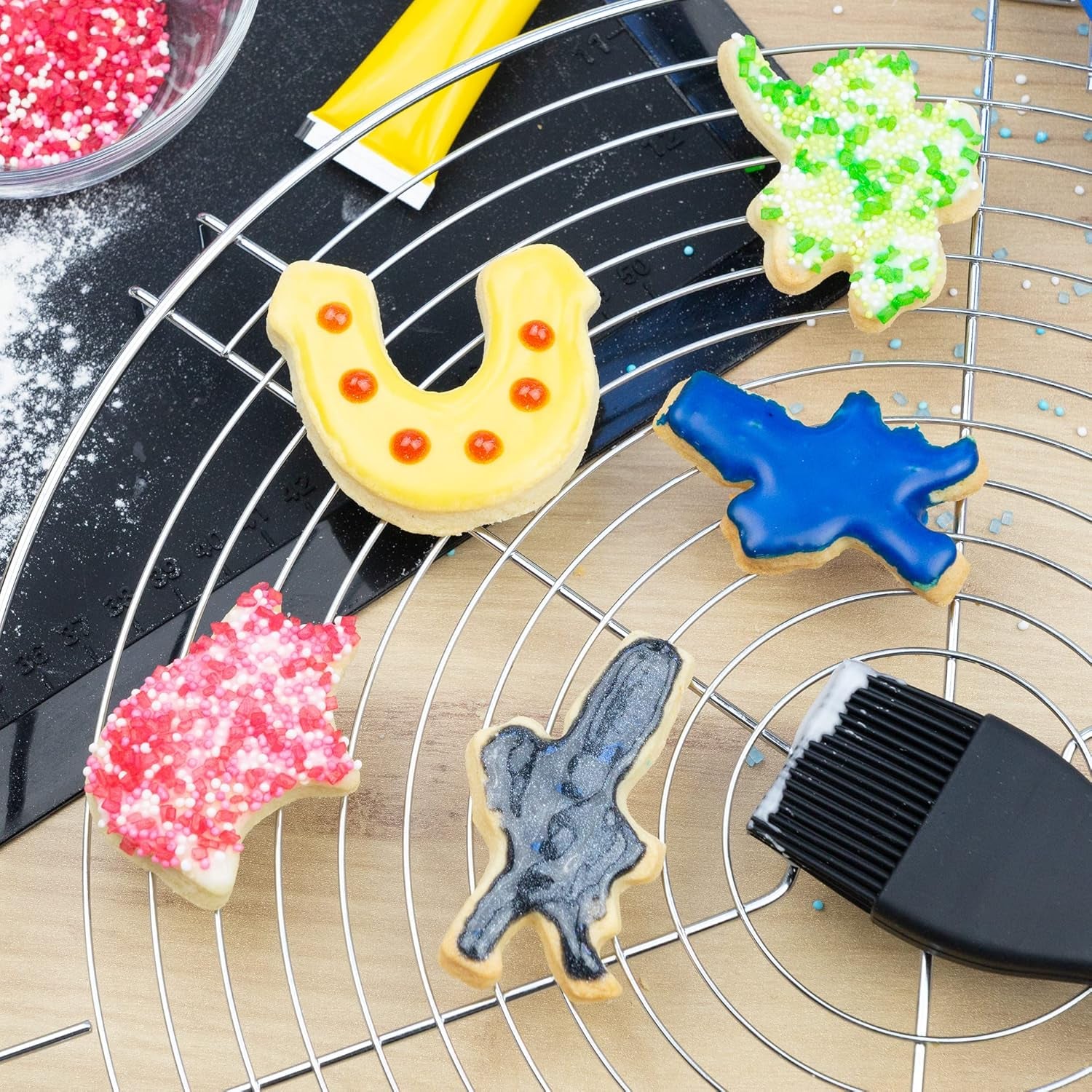 Forme de biscuiți Lurch 10546, set de 4 bucăți, model Lucky, cu model Coșar, Potcoavă, Porc, Trifoi, din oțel inoxidabil cu înveliș de silicon