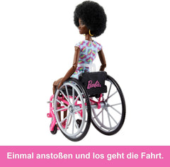 Barbie Fashionistas, păr negru, scaun cu rotile cu salopetă colorată, scaun cu rotile cu rampă, păpușă inclusă, cadou pentru copii, jucărie pentru vârsta de 3 ani și peste, HJT14