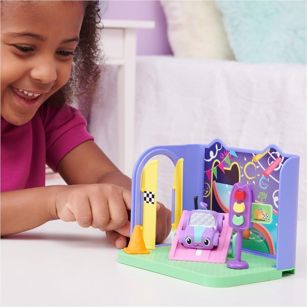 Gabby's Dollhouse Deluxe-Zimmer, Purr-Ific-Spielzimmer, Spielzimmer mit Carlita-Spielzeugauto, 2 Möbelstücken und 2 Überraschungsboxen mit Zubehör, geeignet für Kinder ab 3 Jahren. Naty Shop-Puppenhäuser