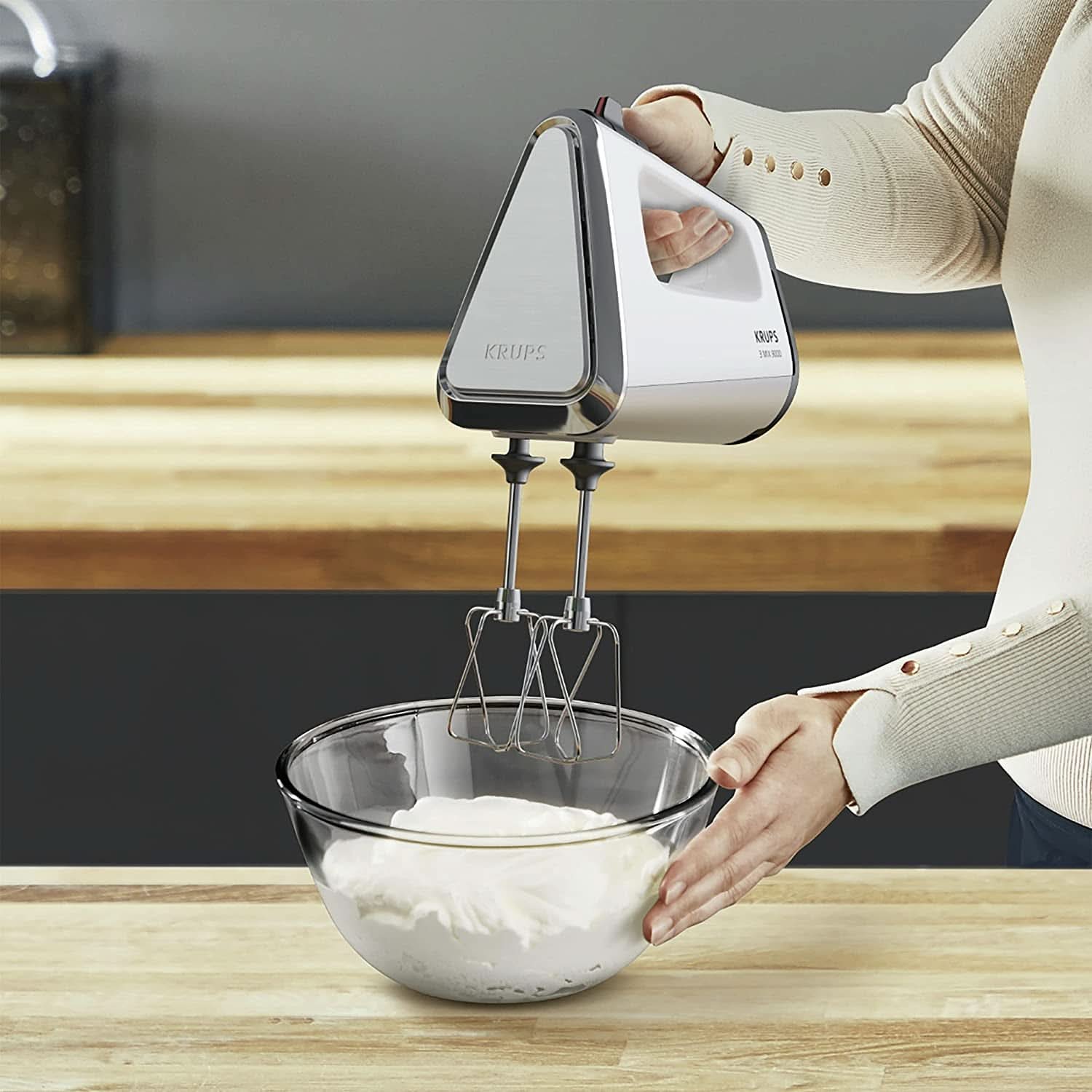 Krups GN9121 3 Mix 9000 Handmixer | 750 Watt | Geschwindigkeitsregler | Turbomodus | Auswurffunktion | Ergonomischer Griff inkl. Schneebesen, Knethaken, Pürierstab-Aufsatz, Messbecher | Weiß/Silber Naty Shop