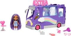 Păpușă Barbie Extra Mini Minis, Păpușă Extra Mini Minis cu Dubă Turistică cu Sclipici Extra, inclusiv accesorii pentru stația de machiaj și spectacol, cadou pentru copii, jucărie pentru vârsta de 3 ani și peste, HKF84