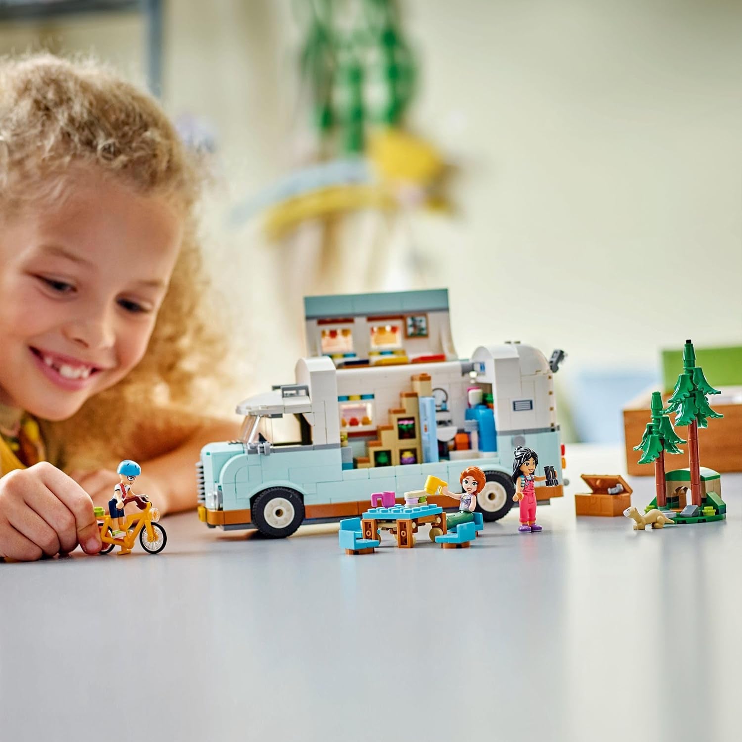 LEGO Friends Wohnmobil, Bauset für Rollenspiele mit einem Spielzeug Wohnwagen, Geschenk für Mädchen ab 7 Jahren, kreatives Spielset mit 3 Minifiguren und Ferretchen Tierfigur 42663