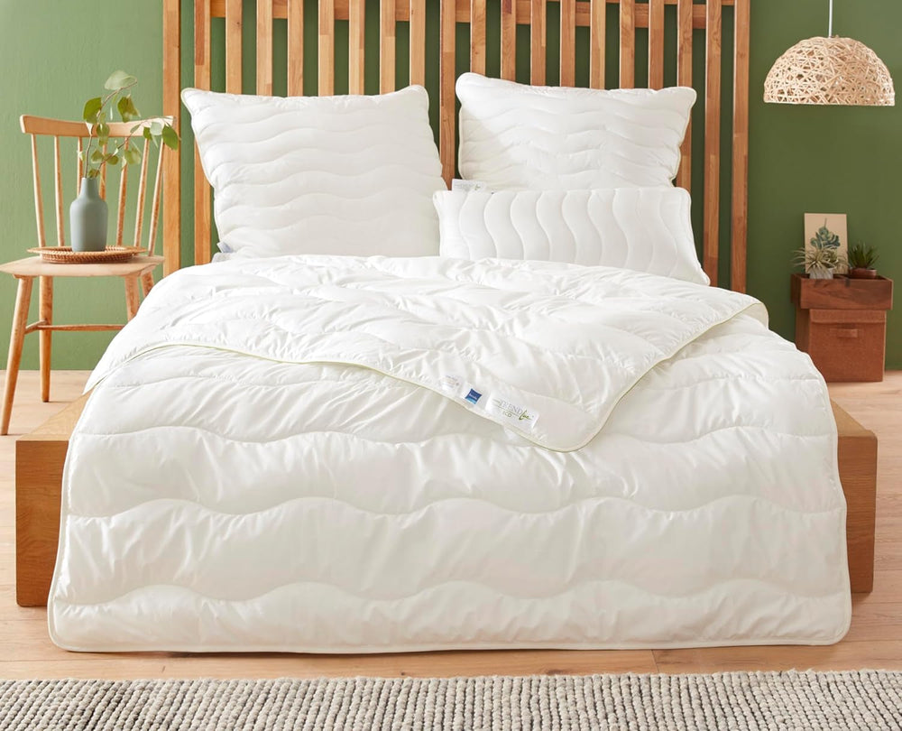 Badenia Trendline Öko-Decke Aerelle Blue Duo 135 x 200 cm, weiß, Öko-Tex-zertifiziert, hergestellt nach dem deutschen Qualitätsstandard Bettdecken und Steppdecken Naty Shop 155 x 220 leichte Sommerdecke