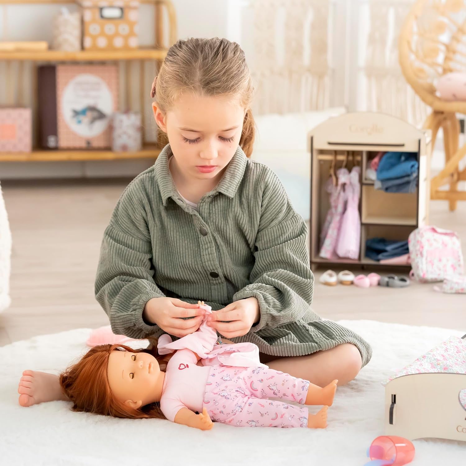 Corolle 9000200070 - MaCorolle, Prune, păpușă franceză cu talisman și parfum de vanilie