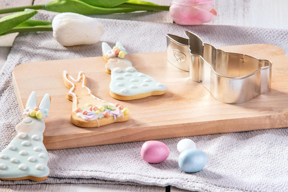 Formă de biscuiți Dr. Oetker „Iepure mare în picioare”, formă de biscuiți și fursecuri din seria „Paștele auriu” (culoare: argintiu), cantitate: 1 bucată