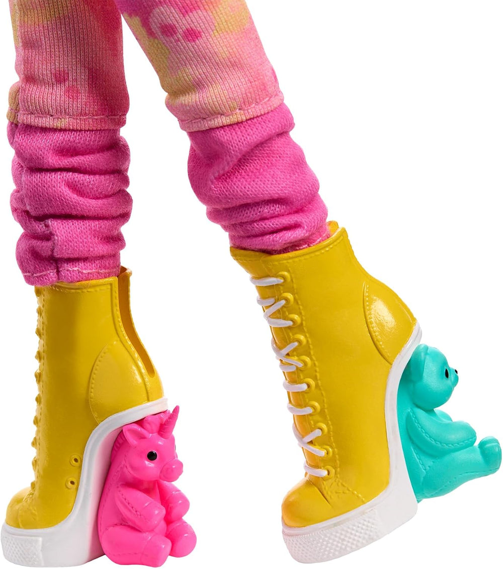 Păpușa și accesorii Monster High Wednesday, figurină de colecție Enid Sinclair roz cu beretă și rucsac, suport pentru păpuși, HXJ05