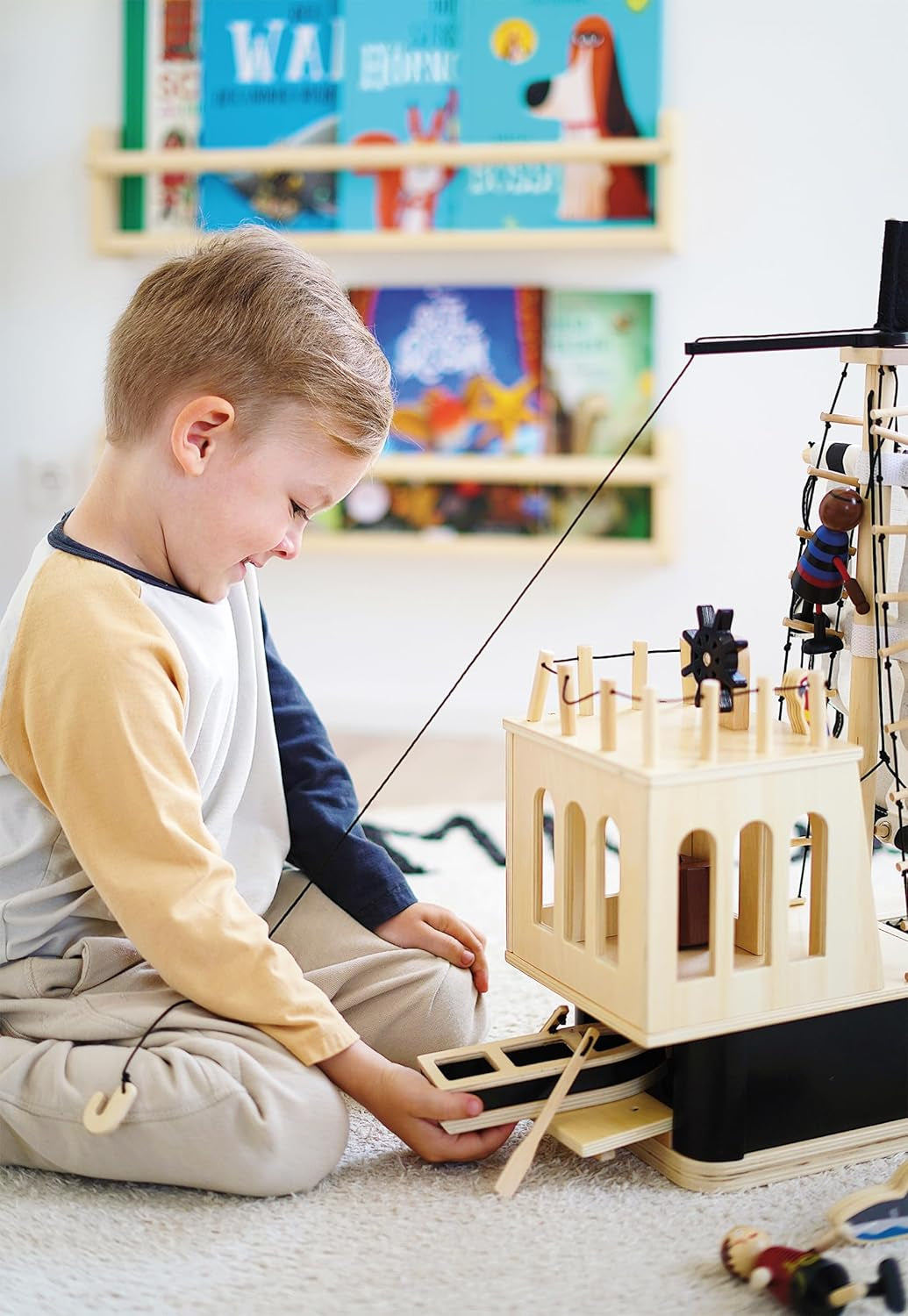 Păpuși pirat flexibile din lemn Small Foot, 5 pirați și 1 maimuță, detaliate și flexibile, vârste 3+, 12412