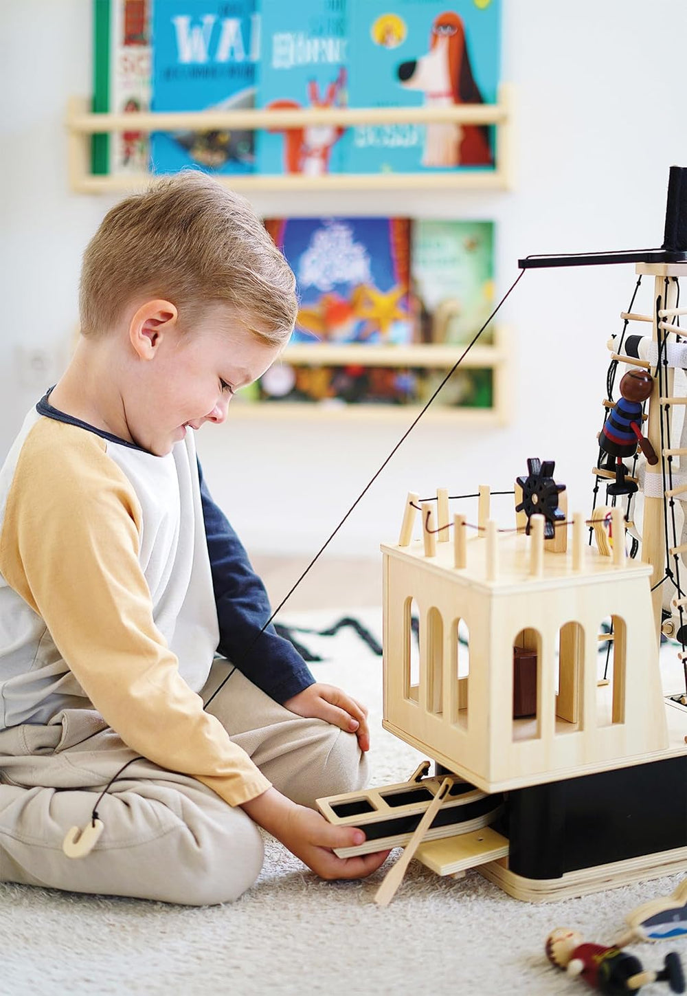 Păpuși pirat flexibile din lemn Small Foot, 5 pirați și 1 maimuță, detaliate și flexibile, vârste 3+, 12412