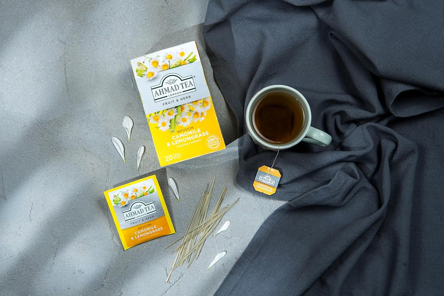 Ahmad Tea - Camomile &amp; Lemongrass - Ceai de fructe și plante fără cofeină - Mușețel și lemongrass - Pliculețe de ceai ambalate individual, sigilate pentru păstrarea aromelor, cu 2 g de ceai per porție - 20 pliculețe de ceai cu bandă