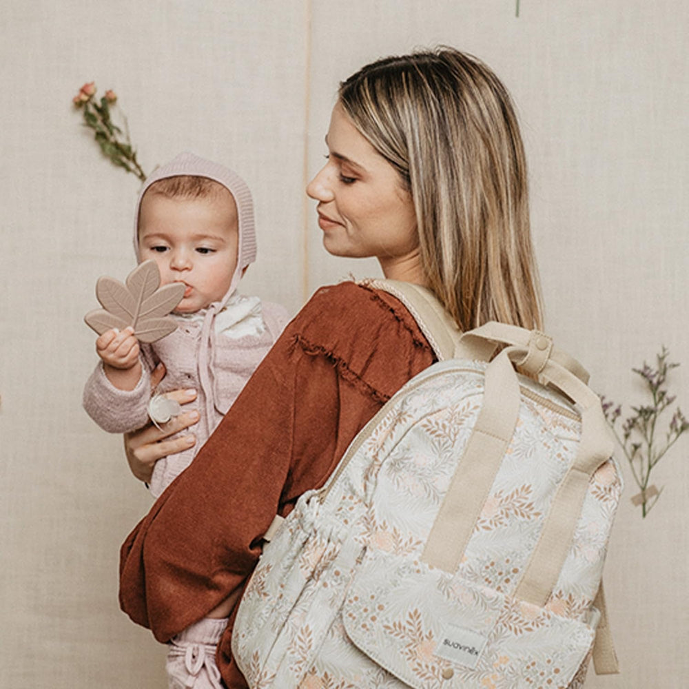 Suavinex, inel de dentiție din silicon dintr-o singură bucată. Moale, flexibil, sigur. Calmează și ameliorează gingiile bebelușului. Ergonomic, ușor de prins, cu textură/ușurare. Design cu pădure, Poezie, Verde