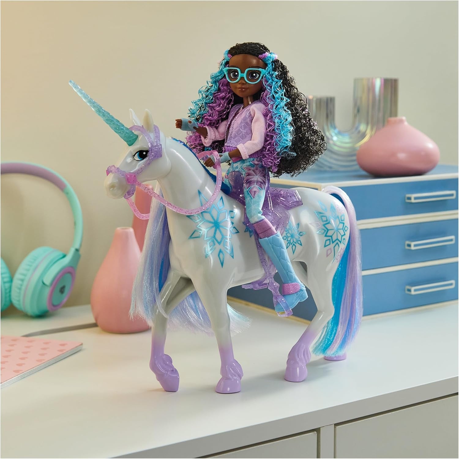 Unicorn Academy Einhorn Glacier - 28 cm groß, Original-Einhorn von Layla zur Netflix-Serie, mit echter Mähne und Schweif, abnehmbarem Zaumzeug und Sattel sowie Bürste, für Kinder ab 4 Jahren