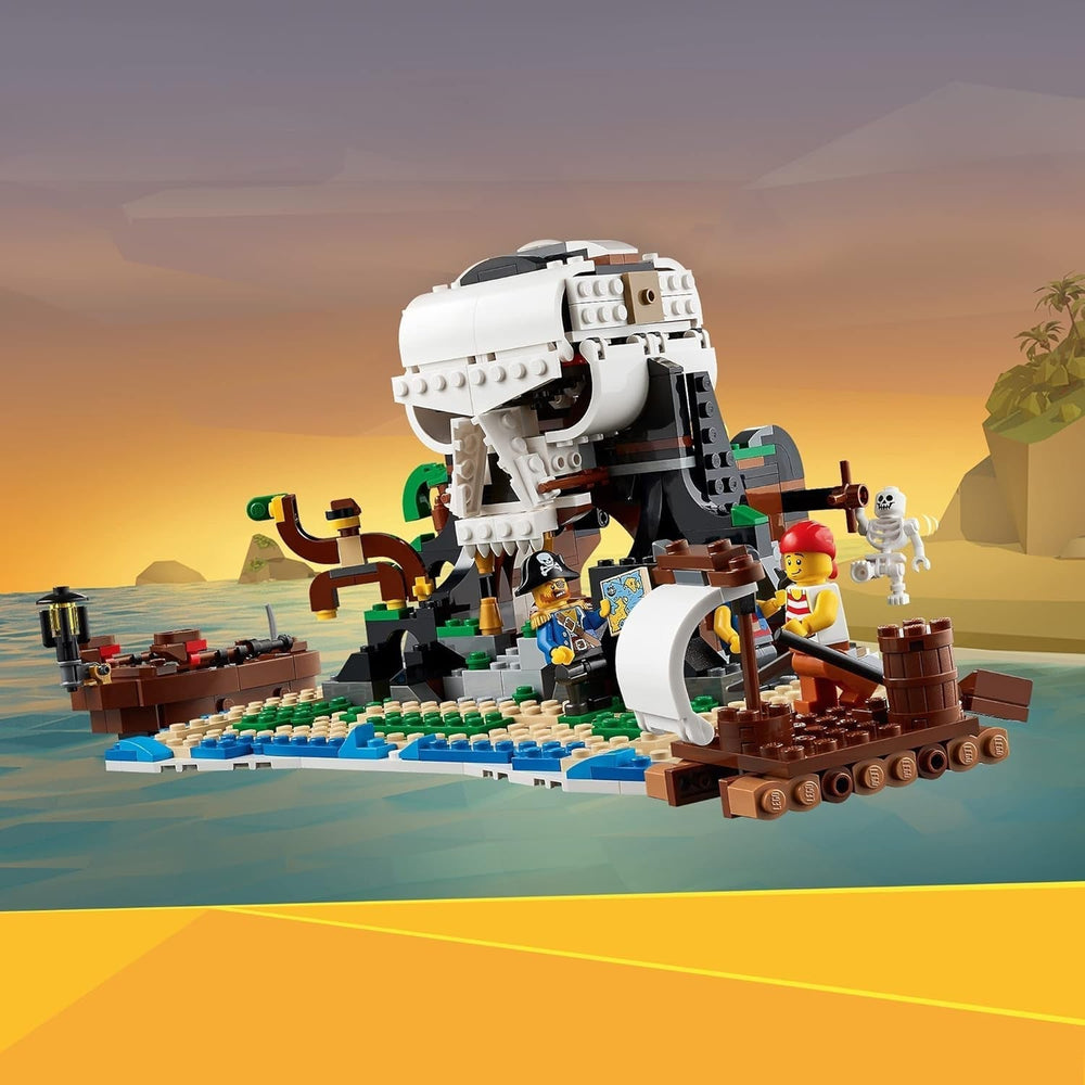 LEGO Creator 3-in-1-Piratenschiff-Set, Spielzeug mit 3 Bauoptionen, Baue eine Piraten-Taverne oder eine Totenkopf-Pirateninsel, enthält 3 Rollenspiel-Abenteuer-Minifiguren 31109 Bausätze Besuchen Sie den LEGO-Store