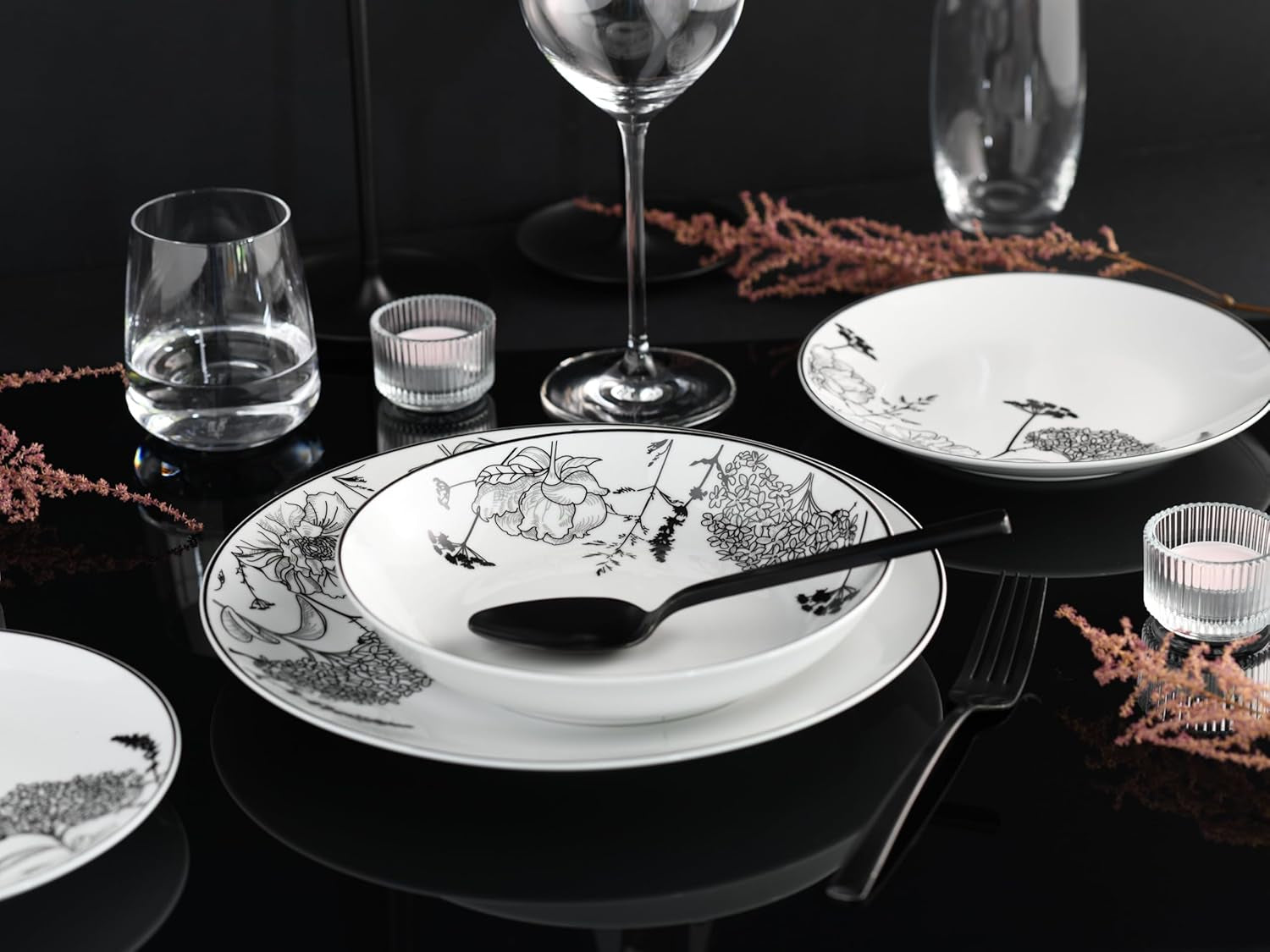 Creatable, 22673, Serie Luna Black Flower, 18-Teiliges Geschirrset Für 6 Personen, Teller Set Aus Porzellan, Spülmaschinen- Und Mikrowellengeeignet, Qualitätsproduktion Seturi vesela masa Naty Shop