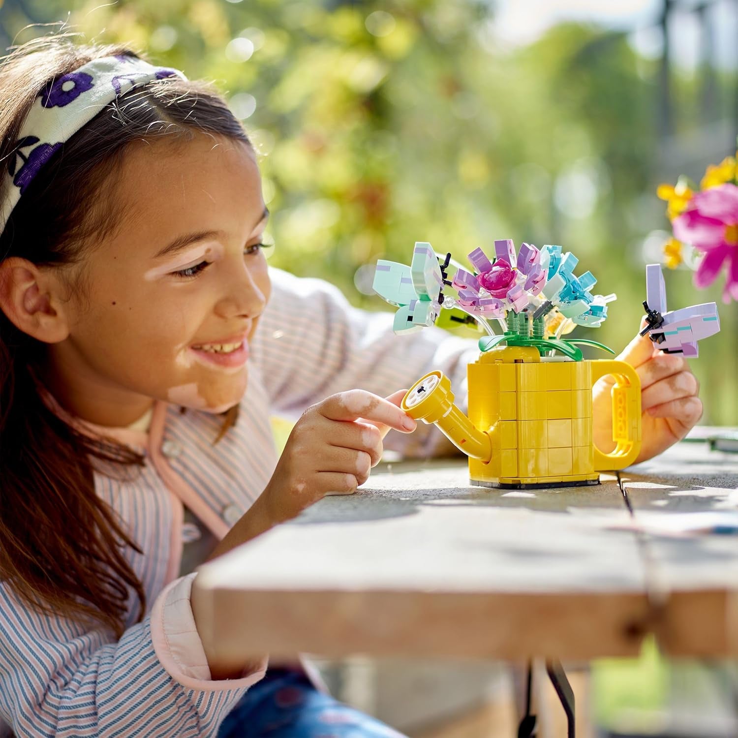 LEGO Creator 3-in-1-Spielzeug mit Blumen in der Gießkanne, Gummistiefel für 2 Vögel auf einer Stange, Tierset für Mädchen, Jungen und Kinder, mit 3 Schmetterlingsspielzeugen, tolles Schreibtischzubehör, Naturgeschenk 31149