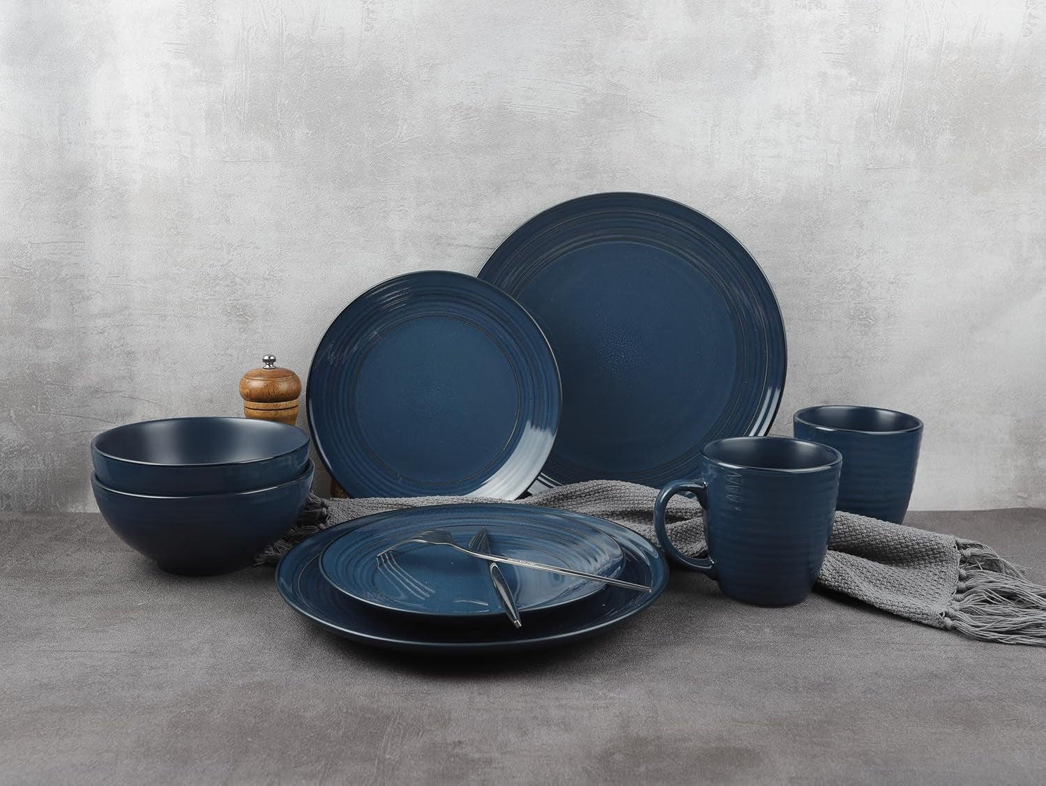 Set de veselă combinat vintage ECHTWERK „Alicia” cu 16 piese Design modern pentru 4 persoane, set elegant de veselă din gresie albastru închis cu 4 farfurii, 4 farfurii laterale, 4 boluri, 4 cești de ceai