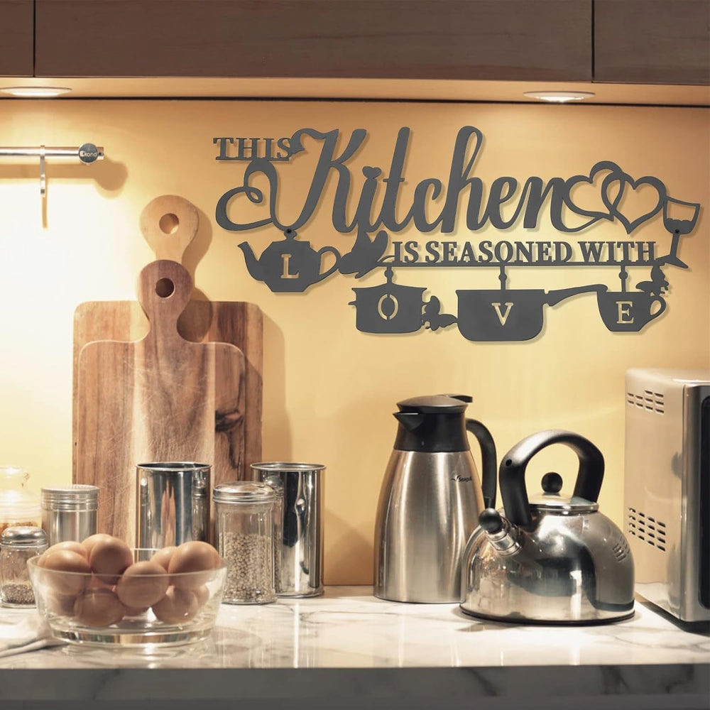 KHayRovies decor de perete pentru bucătărie, metal, inscripție "Această bucătărie este condimentată cu dragoste", cuvânt negru cu placă de nume, litere de fier rustice, citate pentru bucătărie, fermă, sufragerie, Statuete si sculpturi Naty Shop